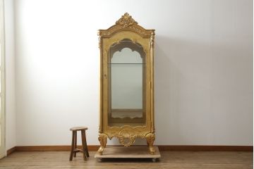 中古　イタリア製　ゴールドカラーが存在感を放つアンティーク調のキュリオケース(キャビネット、ガラスケース、ショーケース、飾り棚、陳列棚、店舗什器)(R-077041)