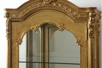 中古　イタリア製　ゴールドカラーが存在感を放つアンティーク調のキュリオケース(キャビネット、ガラスケース、ショーケース、飾り棚、陳列棚、店舗什器)(R-077041)