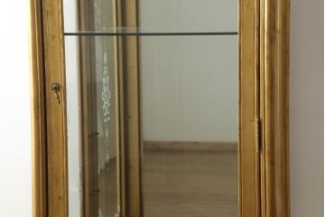中古　イタリア製　ゴールドカラーが存在感を放つアンティーク調のキュリオケース(キャビネット、ガラスケース、ショーケース、飾り棚、陳列棚、店舗什器)(R-077041)