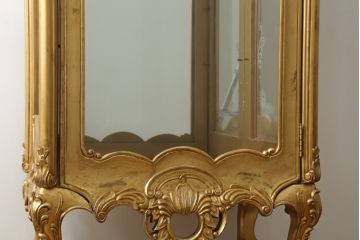 中古　イタリア製　ゴールドカラーが存在感を放つアンティーク調のキュリオケース(キャビネット、ガラスケース、ショーケース、飾り棚、陳列棚、店舗什器)(R-077041)