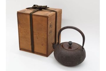 時代物　釜師　高木治良兵衛　銀摘み　ころんとしたフォルムがあたたかみを感じる姥口平丸鉄瓶(湯沸、湯瓶、茶道具、茶器、共箱付き、木治良兵衛)(R-077057)
