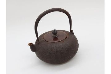 時代物　釜師　高木治良兵衛　銀摘み　ころんとしたフォルムがあたたかみを感じる姥口平丸鉄瓶(湯沸、湯瓶、茶道具、茶器、共箱付き、木治良兵衛)(R-077057)