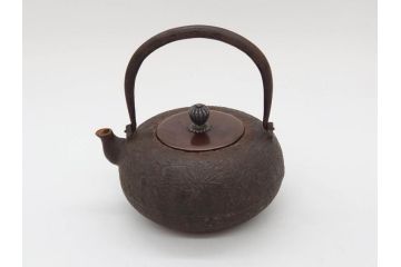 時代物　釜師　高木治良兵衛　銀摘み　ころんとしたフォルムがあたたかみを感じる姥口平丸鉄瓶(湯沸、湯瓶、茶道具、茶器、共箱付き、木治良兵衛)(R-077057)