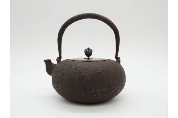 時代物　釜師　高木治良兵衛　銀摘み　ころんとしたフォルムがあたたかみを感じる姥口平丸鉄瓶(湯沸、湯瓶、茶道具、茶器、共箱付き、木治良兵衛)(R-077057)