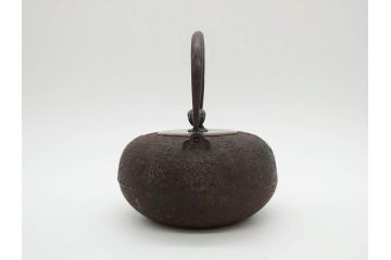 時代物　釜師　高木治良兵衛　銀摘み　ころんとしたフォルムがあたたかみを感じる姥口平丸鉄瓶(湯沸、湯瓶、茶道具、茶器、共箱付き、木治良兵衛)(R-077057)