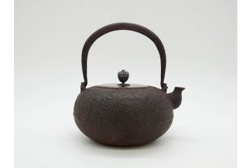 時代物　釜師　高木治良兵衛　銀摘み　ころんとしたフォルムがあたたかみを感じる姥口平丸鉄瓶(湯沸、湯瓶、茶道具、茶器、共箱付き、木治良兵衛)(R-077057)