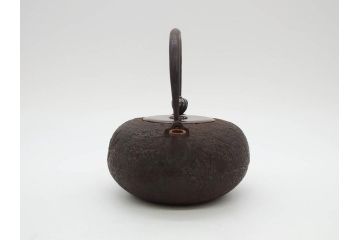 時代物　釜師　高木治良兵衛　銀摘み　ころんとしたフォルムがあたたかみを感じる姥口平丸鉄瓶(湯沸、湯瓶、茶道具、茶器、共箱付き、木治良兵衛)(R-077057)