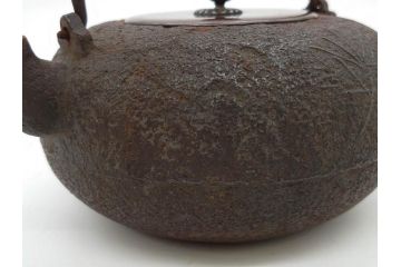時代物　釜師　高木治良兵衛　銀摘み　ころんとしたフォルムがあたたかみを感じる姥口平丸鉄瓶(湯沸、湯瓶、茶道具、茶器、共箱付き、木治良兵衛)(R-077057)