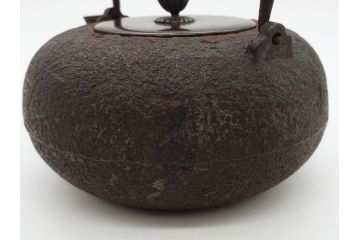 時代物　釜師　高木治良兵衛　銀摘み　ころんとしたフォルムがあたたかみを感じる姥口平丸鉄瓶(湯沸、湯瓶、茶道具、茶器、共箱付き、木治良兵衛)(R-077057)