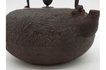 時代物　釜師　高木治良兵衛　銀摘み　ころんとしたフォルムがあたたかみを感じる姥口平丸鉄瓶(湯沸、湯瓶、茶道具、茶器、共箱付き、木治良兵衛)(R-077057)