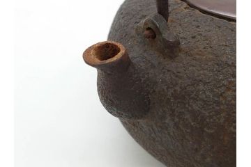 時代物　釜師　高木治良兵衛　銀摘み　ころんとしたフォルムがあたたかみを感じる姥口平丸鉄瓶(湯沸、湯瓶、茶道具、茶器、共箱付き、木治良兵衛)(R-077057)