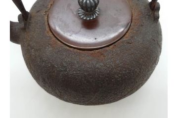 時代物　釜師　高木治良兵衛　銀摘み　ころんとしたフォルムがあたたかみを感じる姥口平丸鉄瓶(湯沸、湯瓶、茶道具、茶器、共箱付き、木治良兵衛)(R-077057)