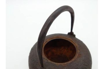 時代物　釜師　高木治良兵衛　銀摘み　ころんとしたフォルムがあたたかみを感じる姥口平丸鉄瓶(湯沸、湯瓶、茶道具、茶器、共箱付き、木治良兵衛)(R-077057)