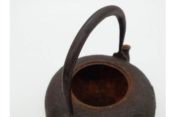 時代物　釜師　高木治良兵衛　銀摘み　ころんとしたフォルムがあたたかみを感じる姥口平丸鉄瓶(湯沸、湯瓶、茶道具、茶器、共箱付き、木治良兵衛)(R-077057)