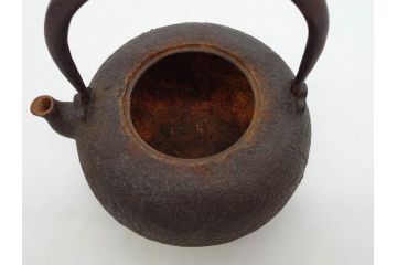 時代物　釜師　高木治良兵衛　銀摘み　ころんとしたフォルムがあたたかみを感じる姥口平丸鉄瓶(湯沸、湯瓶、茶道具、茶器、共箱付き、木治良兵衛)(R-077057)
