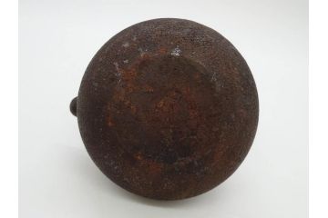 時代物　釜師　高木治良兵衛　銀摘み　ころんとしたフォルムがあたたかみを感じる姥口平丸鉄瓶(湯沸、湯瓶、茶道具、茶器、共箱付き、木治良兵衛)(R-077057)