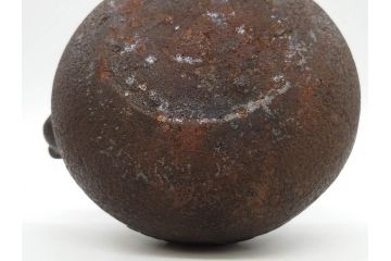 時代物　釜師　高木治良兵衛　銀摘み　ころんとしたフォルムがあたたかみを感じる姥口平丸鉄瓶(湯沸、湯瓶、茶道具、茶器、共箱付き、木治良兵衛)(R-077057)