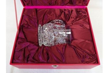 フランス　Baccarat　バカラ　特別限定　希少　1989-7/80　きらめく上品なカットが美しいビアマグ(フルレッドクリスタルガラス、ジョッキ、グラス、ケース付き、証明書付き)(R-077070)