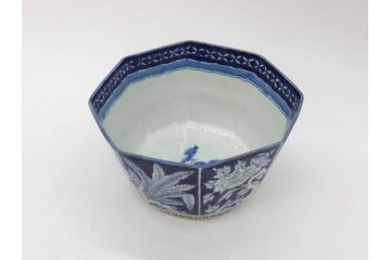 江戸期　古伊万里　染付　麒麟　花の図　約18cm　6寸　大胆な図柄と藍色が目を惹く鉢(六寸、和食器、和皿)(R-077088)