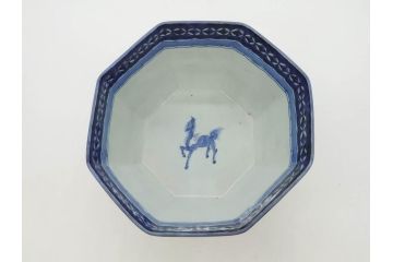 江戸期　古伊万里　染付　麒麟　花の図　約18cm　6寸　大胆な図柄と藍色が目を惹く鉢(六寸、和食器、和皿)(R-077088)