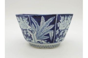 江戸期　古伊万里　染付　麒麟　花の図　約18cm　6寸　大胆な図柄と藍色が目を惹く鉢(六寸、和食器、和皿)(R-077088)