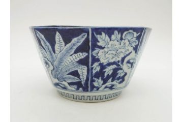 江戸期　古伊万里　染付　麒麟　花の図　約18cm　6寸　大胆な図柄と藍色が目を惹く鉢(六寸、和食器、和皿)(R-077088)