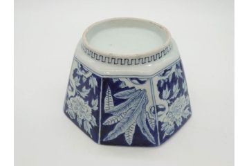 江戸期　古伊万里　染付　麒麟　花の図　約18cm　6寸　大胆な図柄と藍色が目を惹く鉢(六寸、和食器、和皿)(R-077088)