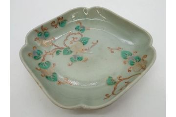 江戸期　古伊万里　青磁　金彩　蔦文　約18cm　6寸　金彩が上品なアクセントになる変形皿2枚セット(六寸、中皿、和食器、和皿)(R-077090)