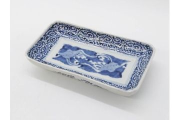 江戸期　古伊万里　染付　冨貴長春　約21cm　7寸　牡丹蛸唐草文　細やかで力強く描かれた文様が魅力的な長皿(七寸、和食器、和皿)(R-077094)