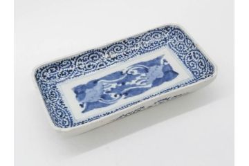 江戸期　古伊万里　染付　冨貴長春　約21cm　7寸　牡丹蛸唐草文　細やかで力強く描かれた文様が魅力的な長皿(七寸、和食器、和皿)(R-077094)