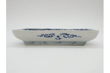 江戸期　古伊万里　染付　冨貴長春　約21cm　7寸　牡丹蛸唐草文　細やかで力強く描かれた文様が魅力的な長皿(七寸、和食器、和皿)(R-077094)