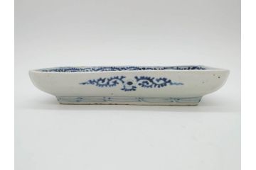 江戸期　古伊万里　染付　冨貴長春　約21cm　7寸　牡丹蛸唐草文　細やかで力強く描かれた文様が魅力的な長皿(七寸、和食器、和皿)(R-077094)