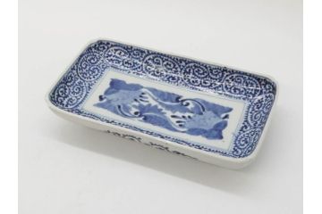 江戸期　古伊万里　染付　冨貴長春　約21cm　7寸　牡丹蛸唐草文　細やかで力強く描かれた文様が魅力的な長皿(七寸、和食器、和皿)(R-077095)