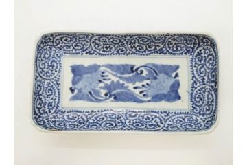 江戸期　古伊万里　染付　冨貴長春　約21cm　7寸　牡丹蛸唐草文　細やかで力強く描かれた文様が魅力的な長皿(七寸、和食器、和皿)(R-077095)