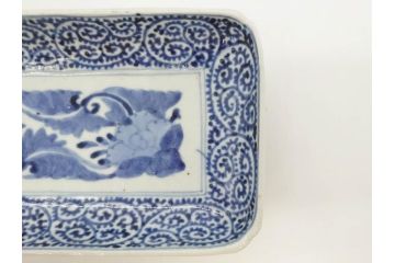 江戸期　古伊万里　染付　冨貴長春　約21cm　7寸　牡丹蛸唐草文　細やかで力強く描かれた文様が魅力的な長皿(七寸、和食器、和皿)(R-077095)