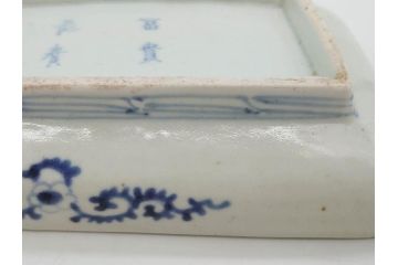 江戸期　古伊万里　染付　冨貴長春　約21cm　7寸　牡丹蛸唐草文　細やかで力強く描かれた文様が魅力的な長皿(七寸、和食器、和皿)(R-077095)