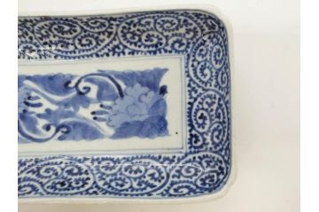 江戸期　古伊万里　染付　富貴長春　約21cm　7寸　牡丹蛸唐草文　細やかで力強く描かれた文様が魅力的な長皿(七寸、和食器、和皿)(R-077096)