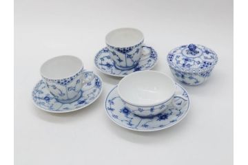 デンマーク　ROYAL COPENHAGEN(ロイヤルコペンハーゲン)　ブルーフルーテッド　プレイン・ハーフレース　エレガントなティータイムを演出するカップ&ソーサー3客・シュガーボウルセット(コーヒー、ティーカップ、シュガーポット、C&S、洋食器)(R-077097)