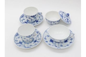 デンマーク　ROYAL COPENHAGEN(ロイヤルコペンハーゲン)　ブルーフルーテッド　プレイン・ハーフレース　エレガントなティータイムを演出するカップ&ソーサー3客・シュガーボウルセット(コーヒー、ティーカップ、シュガーポット、C&S、洋食器)(R-077097)