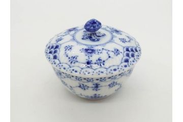 デンマーク　ROYAL COPENHAGEN(ロイヤルコペンハーゲン)　ブルーフルーテッド　プレイン・ハーフレース　エレガントなティータイムを演出するカップ&ソーサー3客・シュガーボウルセット(コーヒー、ティーカップ、シュガーポット、C&S、洋食器)(R-077097)