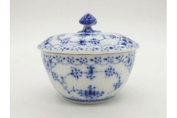 デンマーク　ROYAL COPENHAGEN(ロイヤルコペンハーゲン)　ブルーフルーテッド　プレイン・ハーフレース　エレガントなティータイムを演出するカップ&ソーサー3客・シュガーボウルセット(コーヒー、ティーカップ、シュガーポット、C&S、洋食器)(R-077097)