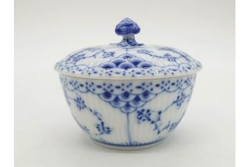 デンマーク　ROYAL COPENHAGEN(ロイヤルコペンハーゲン)　ブルーフルーテッド　プレイン・ハーフレース　エレガントなティータイムを演出するカップ&ソーサー3客・シュガーボウルセット(コーヒー、ティーカップ、シュガーポット、C&S、洋食器)(R-077097)