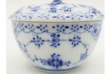 デンマーク　ROYAL COPENHAGEN(ロイヤルコペンハーゲン)　ブルーフルーテッド　プレイン・ハーフレース　エレガントなティータイムを演出するカップ&ソーサー3客・シュガーボウルセット(コーヒー、ティーカップ、シュガーポット、C&S、洋食器)(R-077097)