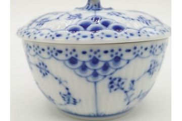 デンマーク　ROYAL COPENHAGEN(ロイヤルコペンハーゲン)　ブルーフルーテッド　プレイン・ハーフレース　エレガントなティータイムを演出するカップ&ソーサー3客・シュガーボウルセット(コーヒー、ティーカップ、シュガーポット、C&S、洋食器)(R-077097)