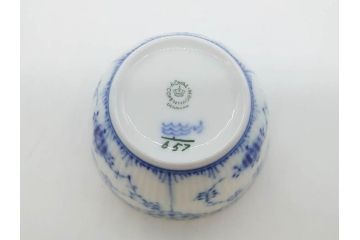 デンマーク　ROYAL COPENHAGEN(ロイヤルコペンハーゲン)　ブルーフルーテッド　プレイン・ハーフレース　エレガントなティータイムを演出するカップ&ソーサー3客・シュガーボウルセット(コーヒー、ティーカップ、シュガーポット、C&S、洋食器)(R-077097)