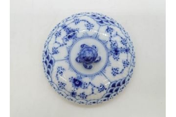 デンマーク　ROYAL COPENHAGEN(ロイヤルコペンハーゲン)　ブルーフルーテッド　プレイン・ハーフレース　エレガントなティータイムを演出するカップ&ソーサー3客・シュガーボウルセット(コーヒー、ティーカップ、シュガーポット、C&S、洋食器)(R-077097)