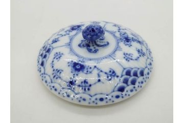 デンマーク　ROYAL COPENHAGEN(ロイヤルコペンハーゲン)　ブルーフルーテッド　プレイン・ハーフレース　エレガントなティータイムを演出するカップ&ソーサー3客・シュガーボウルセット(コーヒー、ティーカップ、シュガーポット、C&S、洋食器)(R-077097)