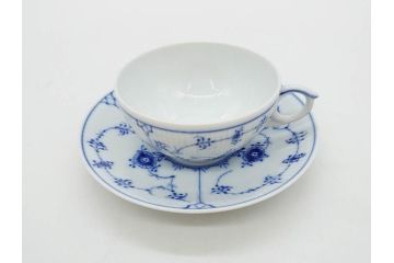 デンマーク　ROYAL COPENHAGEN(ロイヤルコペンハーゲン)　ブルーフルーテッド　プレイン・ハーフレース　エレガントなティータイムを演出するカップ&ソーサー3客・シュガーボウルセット(コーヒー、ティーカップ、シュガーポット、C&S、洋食器)(R-077097)