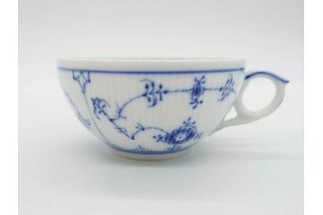 デンマーク　ROYAL COPENHAGEN(ロイヤルコペンハーゲン)　ブルーフルーテッド　プレイン・ハーフレース　エレガントなティータイムを演出するカップ&ソーサー3客・シュガーボウルセット(コーヒー、ティーカップ、シュガーポット、C&S、洋食器)(R-077097)