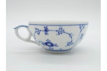 デンマーク　ROYAL COPENHAGEN(ロイヤルコペンハーゲン)　ブルーフルーテッド　プレイン・ハーフレース　エレガントなティータイムを演出するカップ&ソーサー3客・シュガーボウルセット(コーヒー、ティーカップ、シュガーポット、C&S、洋食器)(R-077097)